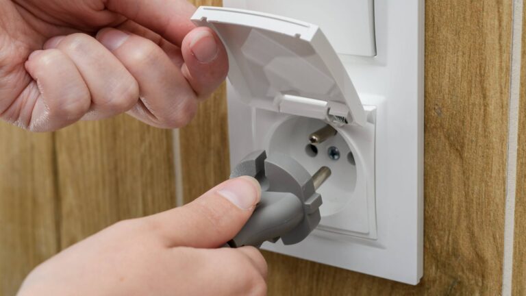 Wkładać wtyczkę do gniazda elektrycznego z klapką https://obb.pl/wp-content/uploads/2026/08/AdobeStock_665406077-scaled-1-768x432.jpeg