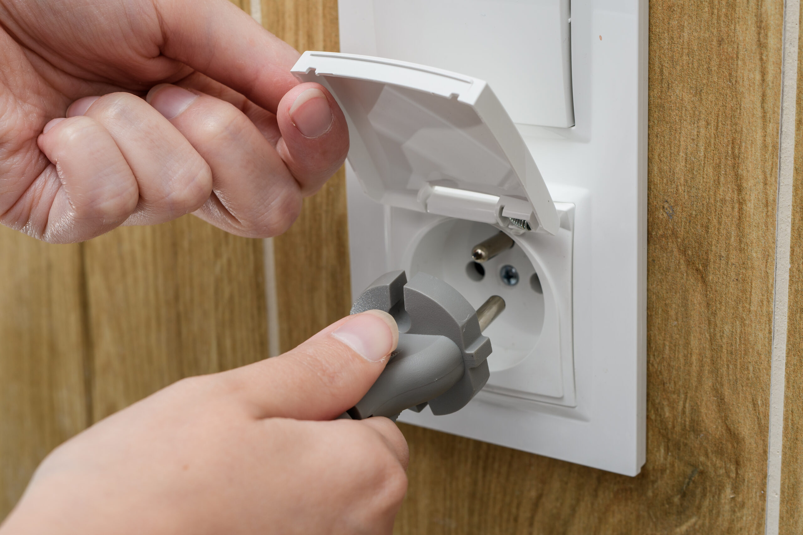 Wkładać wtyczkę do gniazda elektrycznego z klapką https://obb.pl/wp-content/uploads/2026/08/AdobeStock_665406077-scaled.jpeg